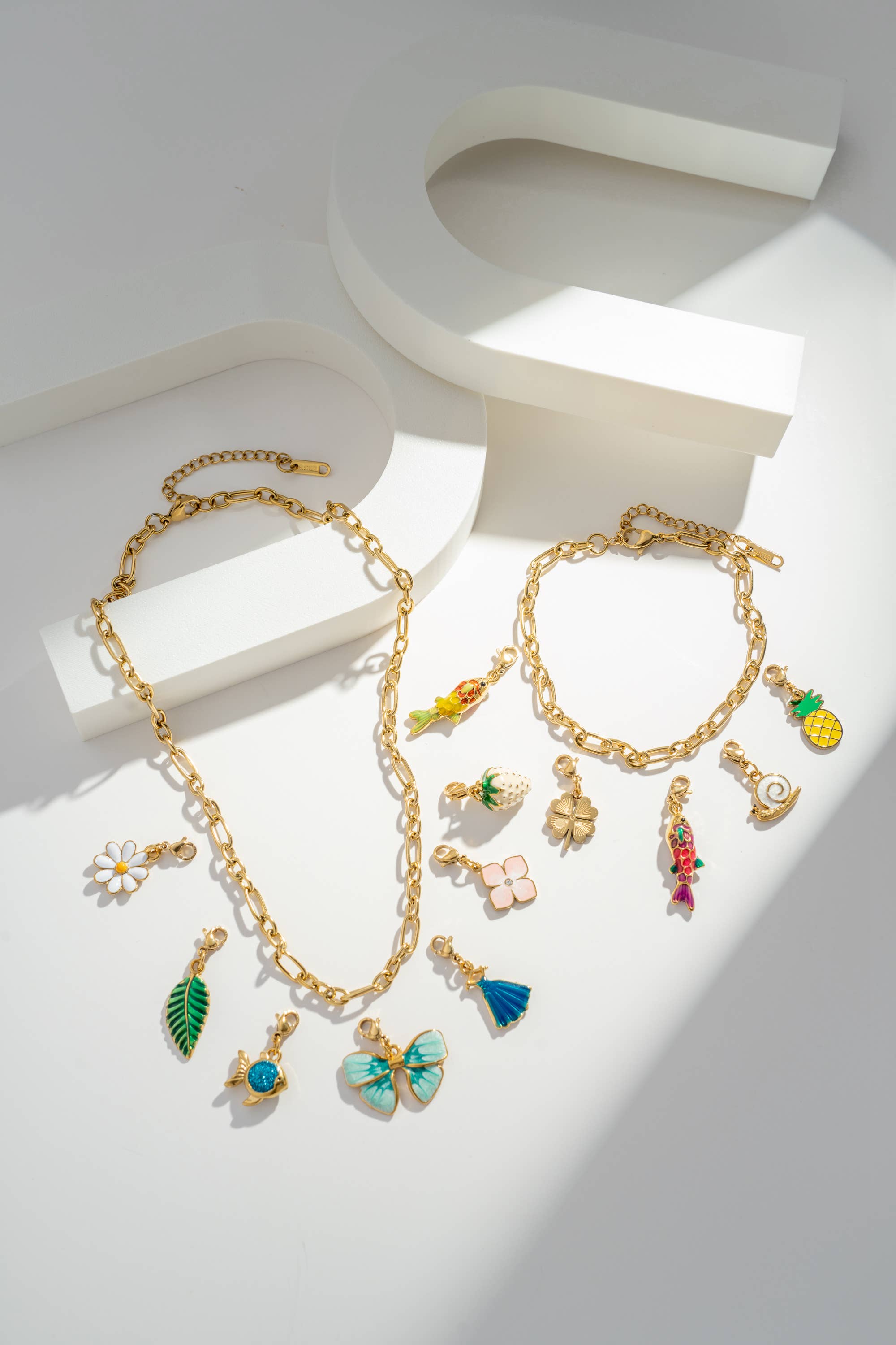 Bracciale a catena rettangolare dorato per charm eleganti