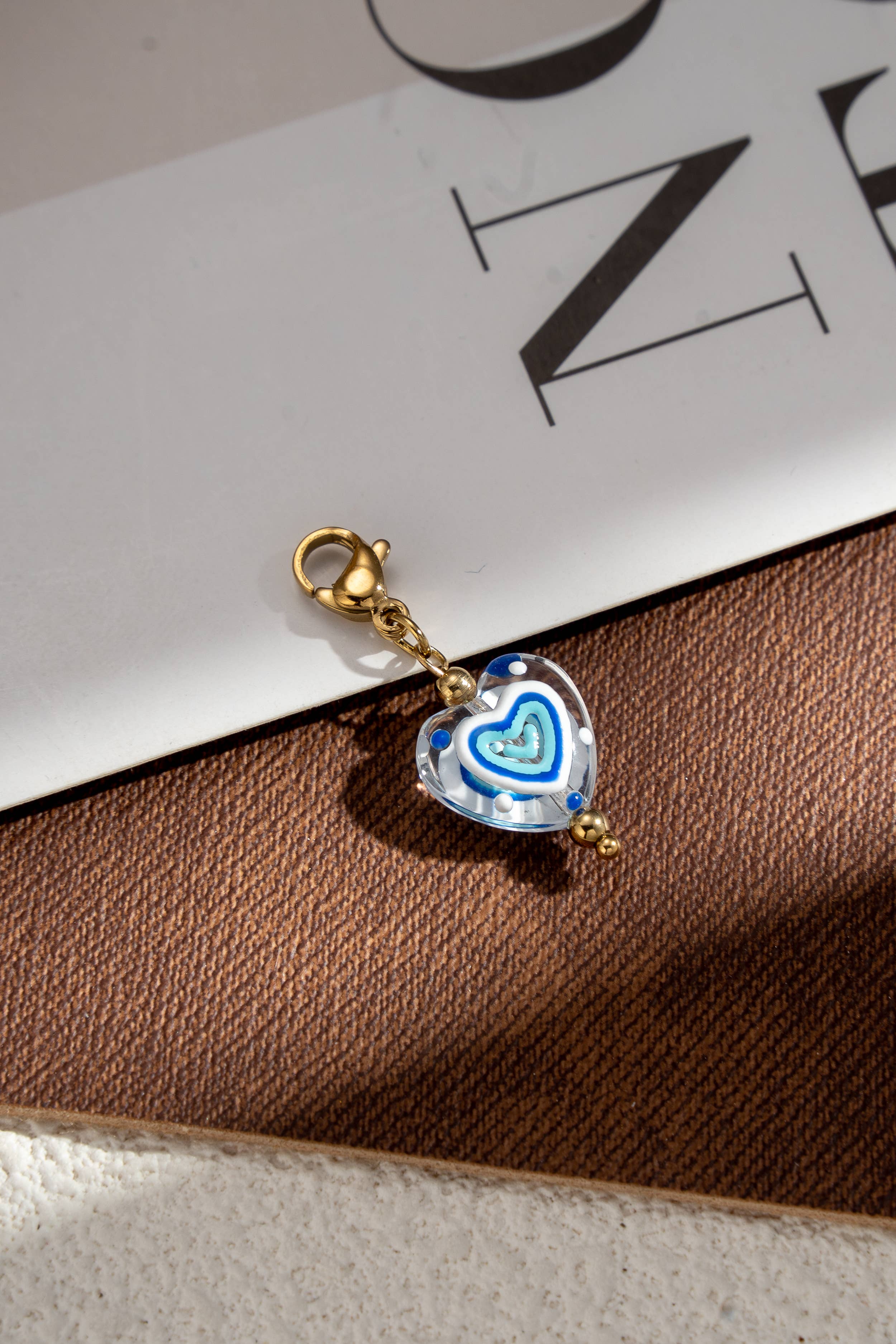 Set di 6 charms a cuore colorati, dorati e trasparenti, carini