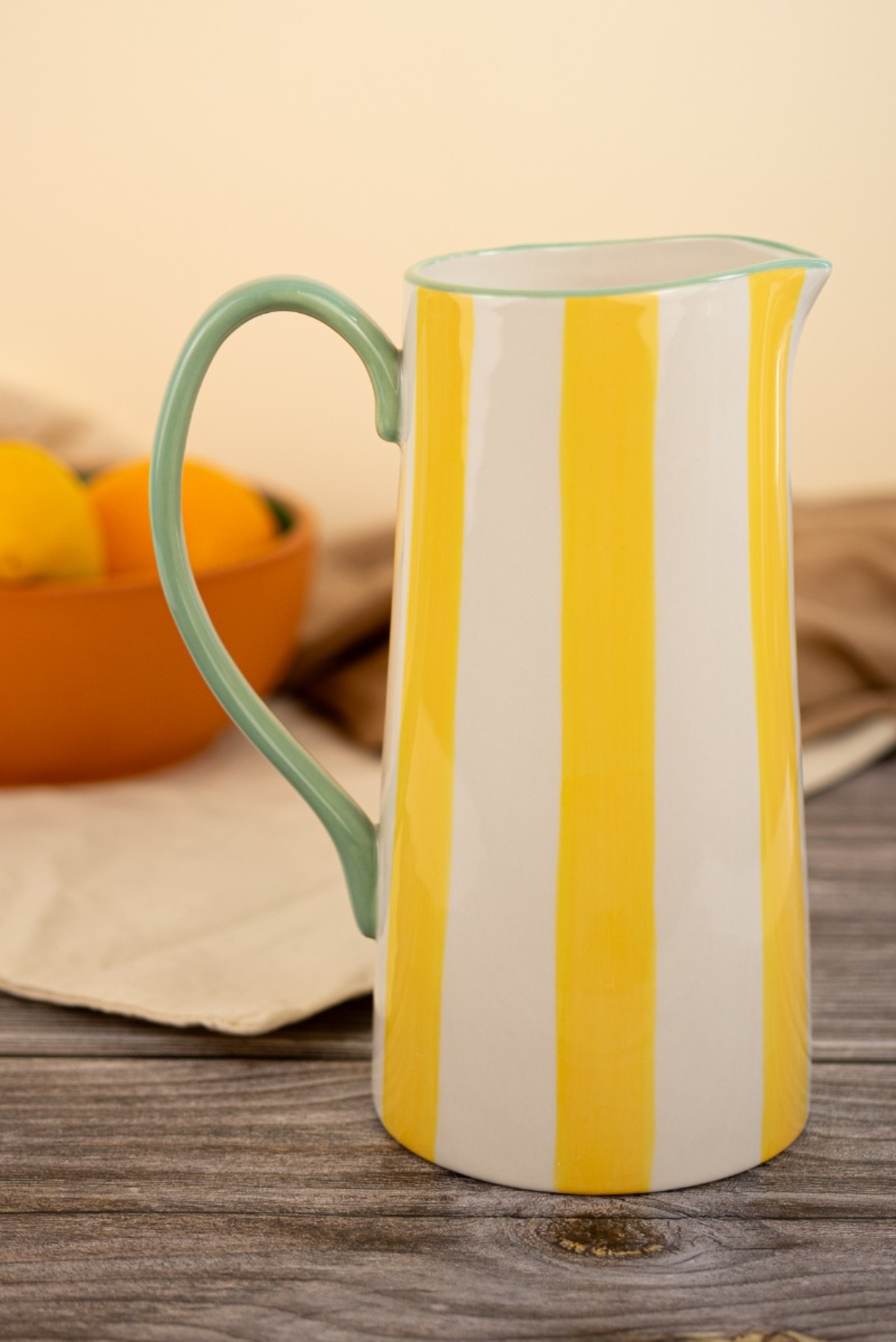 Brocca in stoneware gialla e bianca