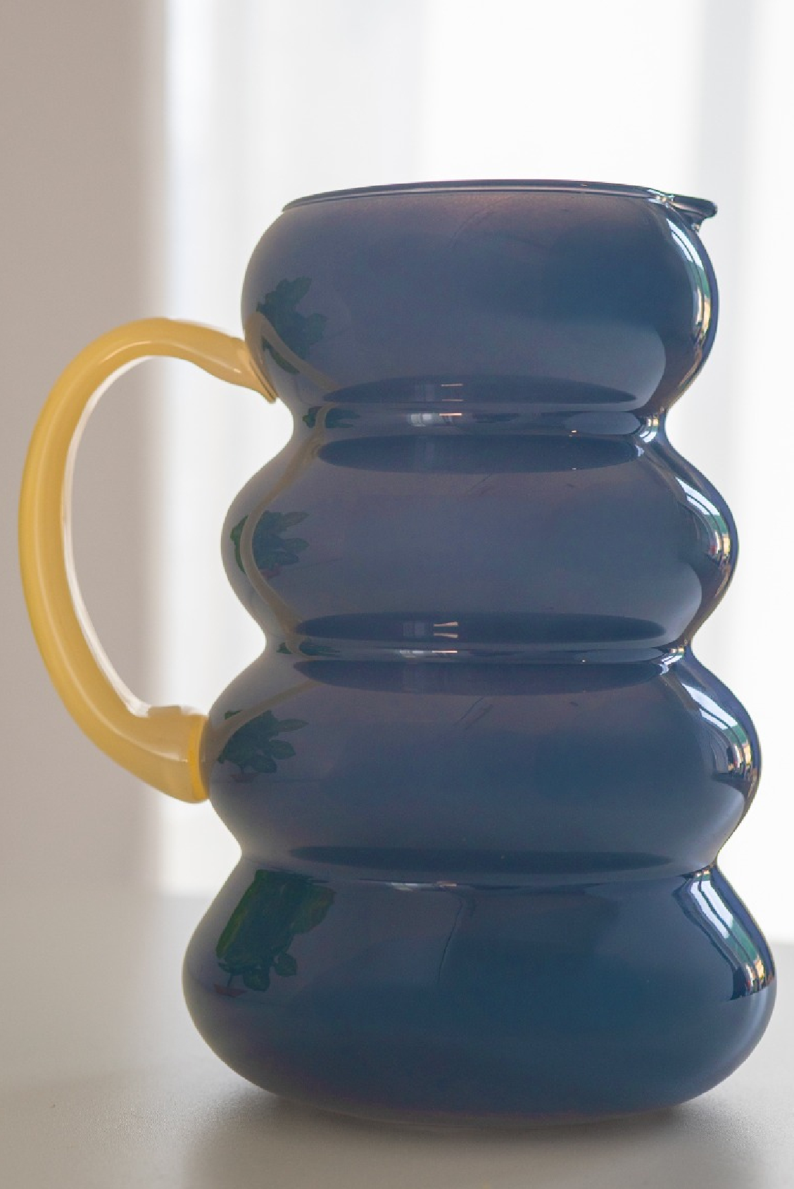 Brocca in vetro blu
