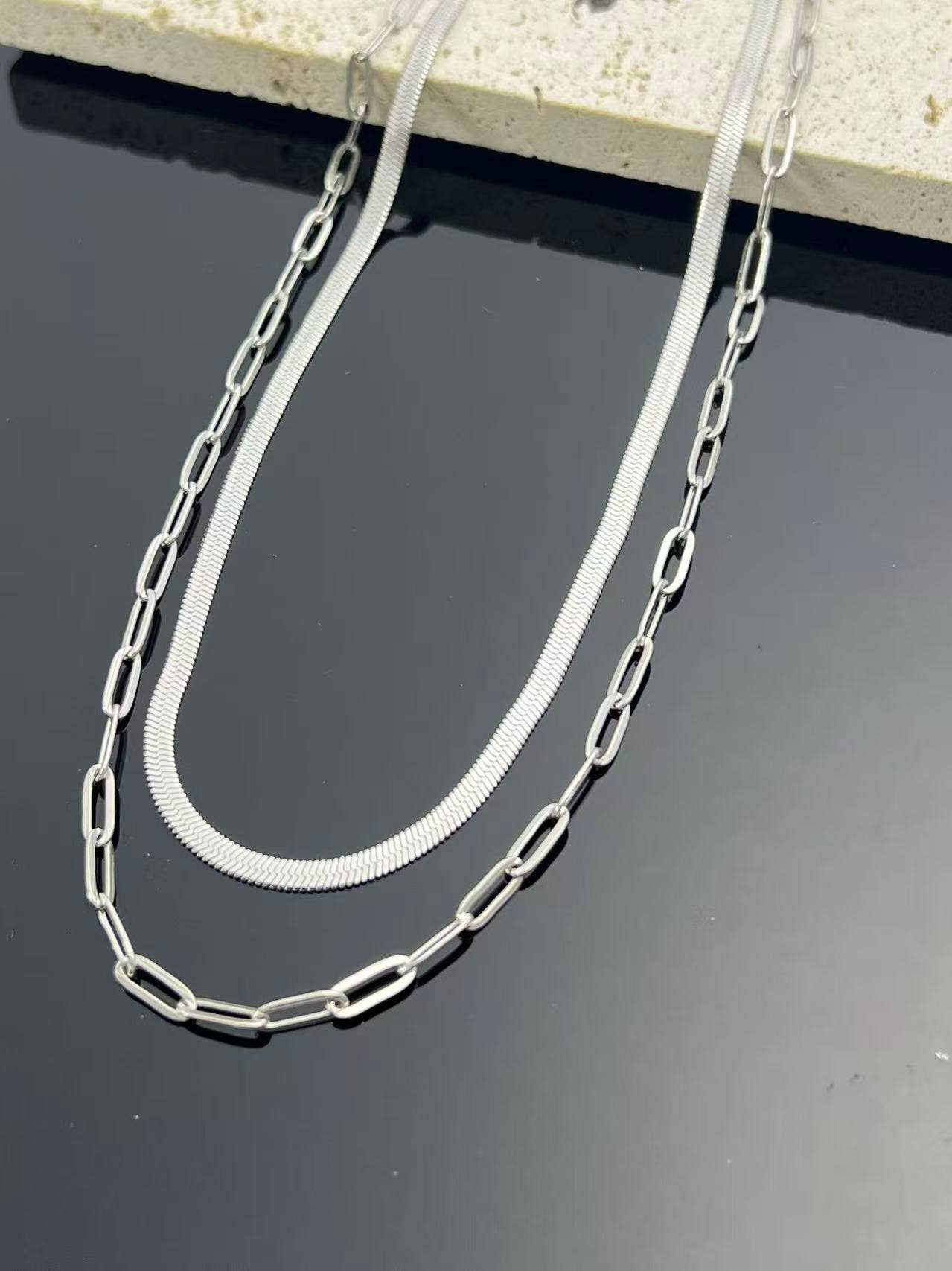 Collana doppio giro in acciaio dorato, maglia piatta rettangolare: Oro giallo